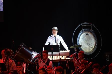 Luka Jureš z marš instrumentom